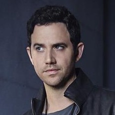 Next photo of Santino Fontana