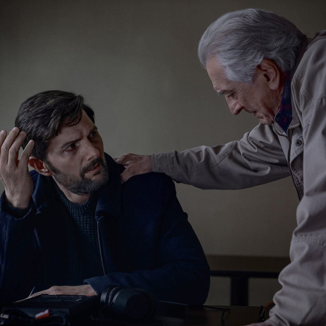 "Der Kinderflüsterer": Trailer zu Netflix-Psychothriller mit Adam Scott ("Severence") und Hollywood-Star Robert De Niro enthüllt/Netflix/David Lee "Der Kinderflüsterer": Trailer zu Netflix-Psychothriller mit Adam Scott ("Severence") und Hollywood-Star Robert De Niro enthüllt/Netflix/David Lee
