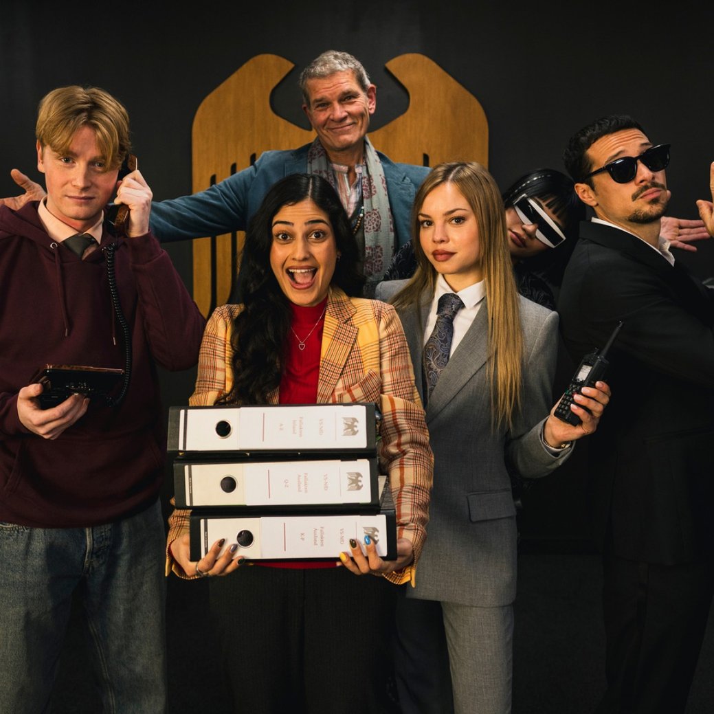 "SpyOn": Bond-Bösewicht Götz Otto ("Der Morgen stirbt nie") wird in ZDFneo-Sitcom zum Agentenausbilder/ZDF/Sebastian Schulte "SpyOn": Bond-Bösewicht Götz Otto ("Der Morgen stirbt nie") wird in ZDFneo-Sitcom zum Agentenausbilder/ZDF/Sebastian Schulte