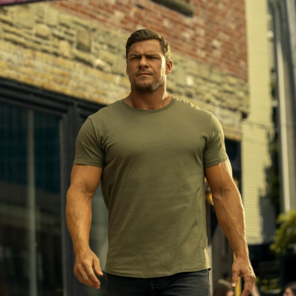 "Reacher": Action-Hit mit Alan Ritchson frühzeitig um fünfte Staffel verlängert!/Jasper Savage/Prime Video "Reacher": Action-Hit mit Alan Ritchson frühzeitig um fünfte Staffel verlängert!/Jasper Savage/Prime Video