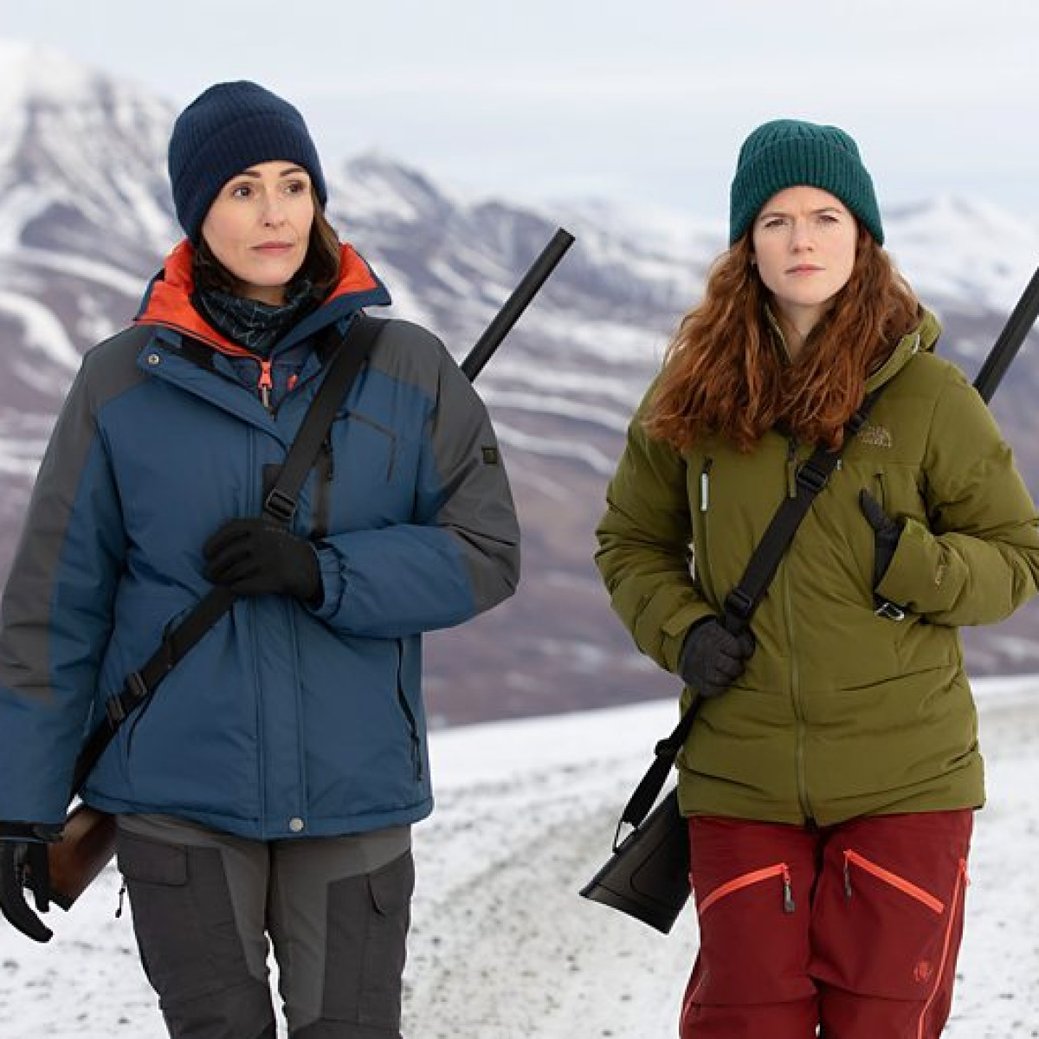 "Vigil": Suranne Jones und Rose Leslie verschlägt es in neuem Trailer in die Arktis/ITV Studios "Vigil": Suranne Jones und Rose Leslie verschlägt es in neuem Trailer in die Arktis/ITV Studios