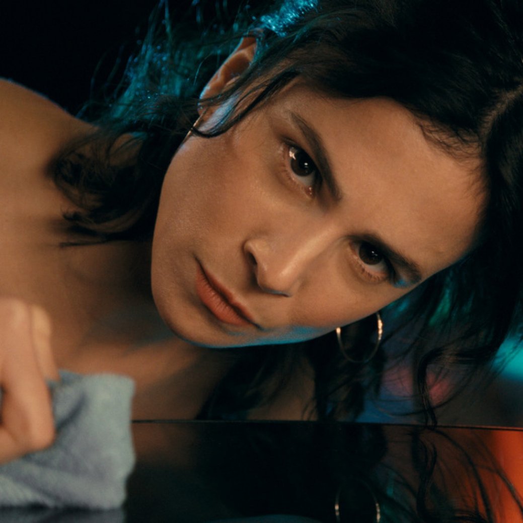 "Die Putzfrau": Aylin Tezel wandelt für ZDFneo auf den Spuren von "The Cleaning Lady"/ZDF/Lars Petersen