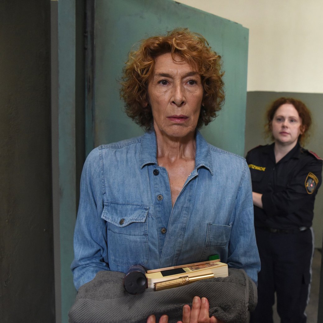 "Tatort"-Veteranin Adele Neuhauser schmiedet in "Mama ist die Best(i)e" im ZDF Rachepläne/ZDF / Hubert Mican "Tatort"-Veteranin Adele Neuhauser schmiedet in "Mama ist die Best(i)e" im ZDF Rachepläne/ZDF / Hubert Mican