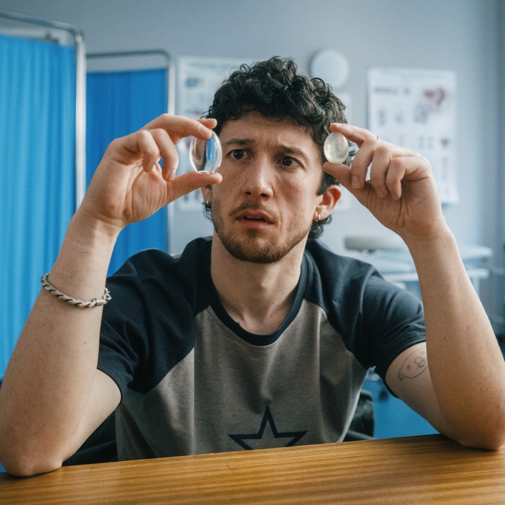 "Ballz": ZDFneo kündigt "radikale Comedyserie" über Männlichkeit, Angst und Ehrlichkeit im Jahr 2026 an/ZDF/Adrian Gross "Ballz": ZDFneo kündigt "radikale Comedyserie" über Männlichkeit, Angst und Ehrlichkeit im Jahr 2026 an/ZDF/Adrian Gross