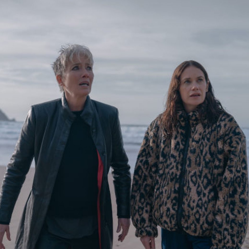 TV-Kritik/Review: "Down Cemetery Road": Emma Thompson und Ruth Wilson brillieren als ungleiches Ermittlerinnenduo/Apple TV+ TV-Kritik/Review: "Down Cemetery Road": Emma Thompson und Ruth Wilson brillieren als ungleiches Ermittlerinnenduo/Apple TV+