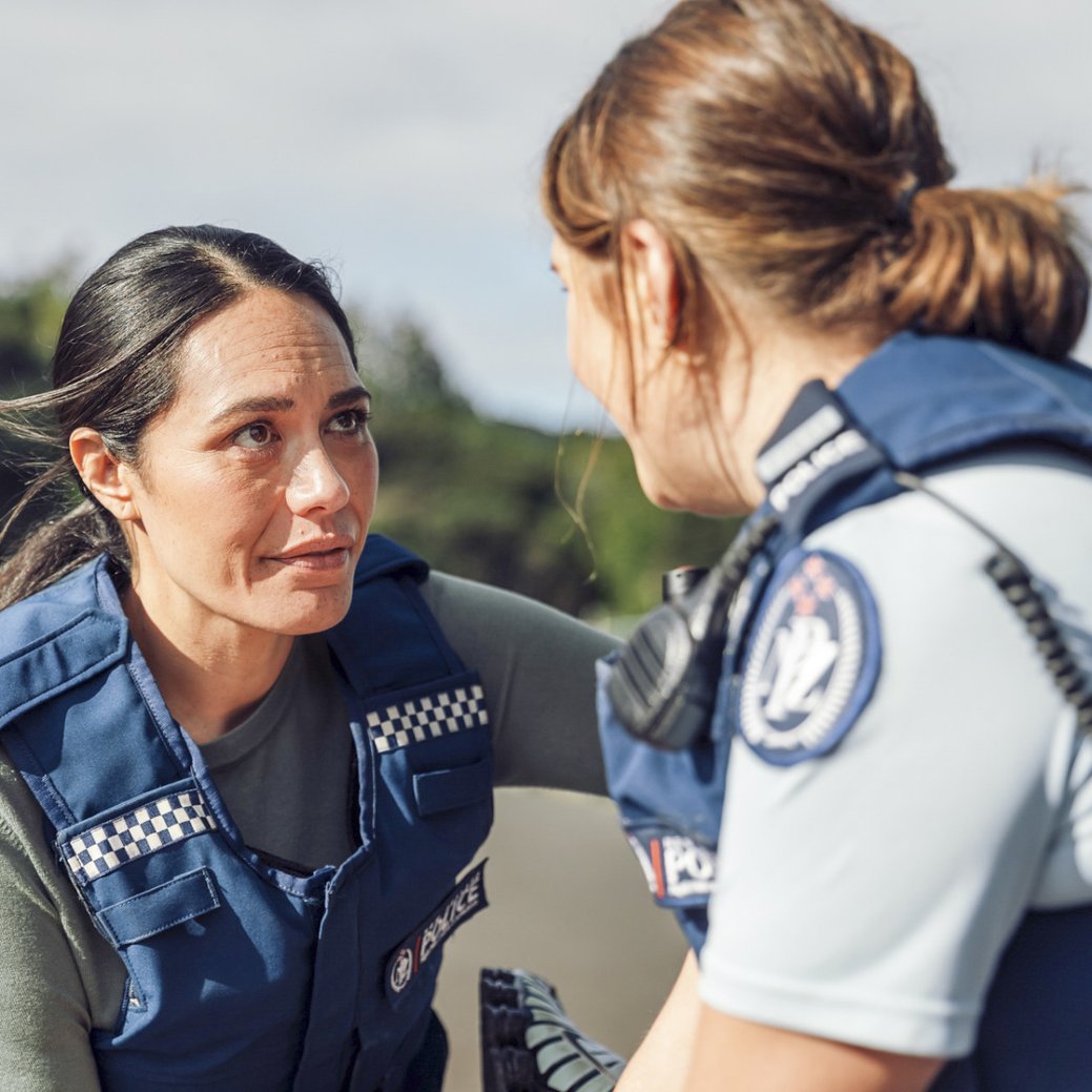 TV-Kritik/Review: "Back Up - Auf Streife mit der Ex" reizt mit Frauenliebe und Māori im Krimi/Julie Zhu / ZDF TV-Kritik/Review: "Back Up - Auf Streife mit der Ex" reizt mit Frauenliebe und Māori im Krimi/Julie Zhu / ZDF