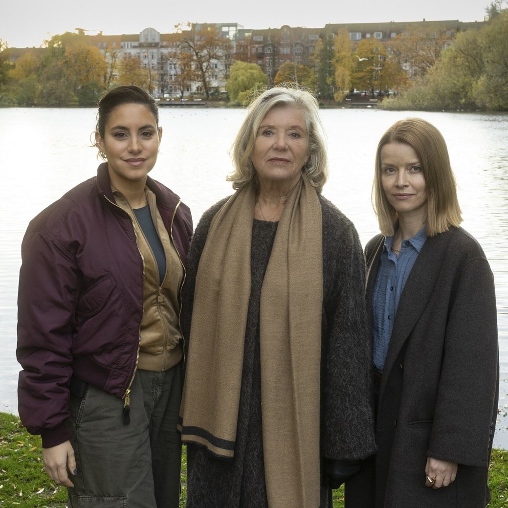 "Tatort": Das neue Kieler Ermittler-Duo mit Almila Bagriacik und Karoline Schuch zurück am Filmset/NDR/Frizzi Kurkhaus "Tatort": Das neue Kieler Ermittler-Duo mit Almila Bagriacik und Karoline Schuch zurück am Filmset/NDR/Frizzi Kurkhaus