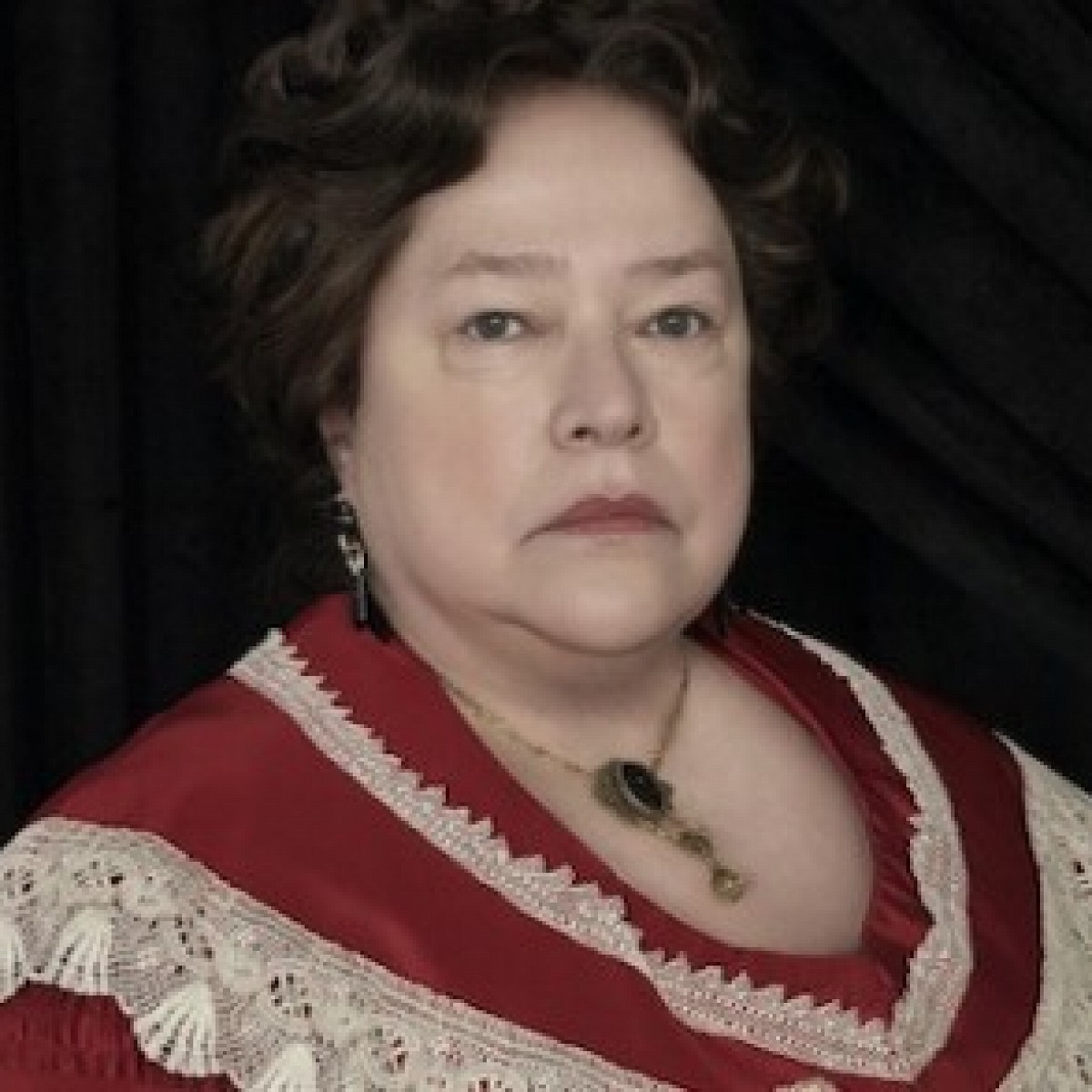 kathy-bates-in-american-horror-story-hotel-dabei-emmy-gewinnerin