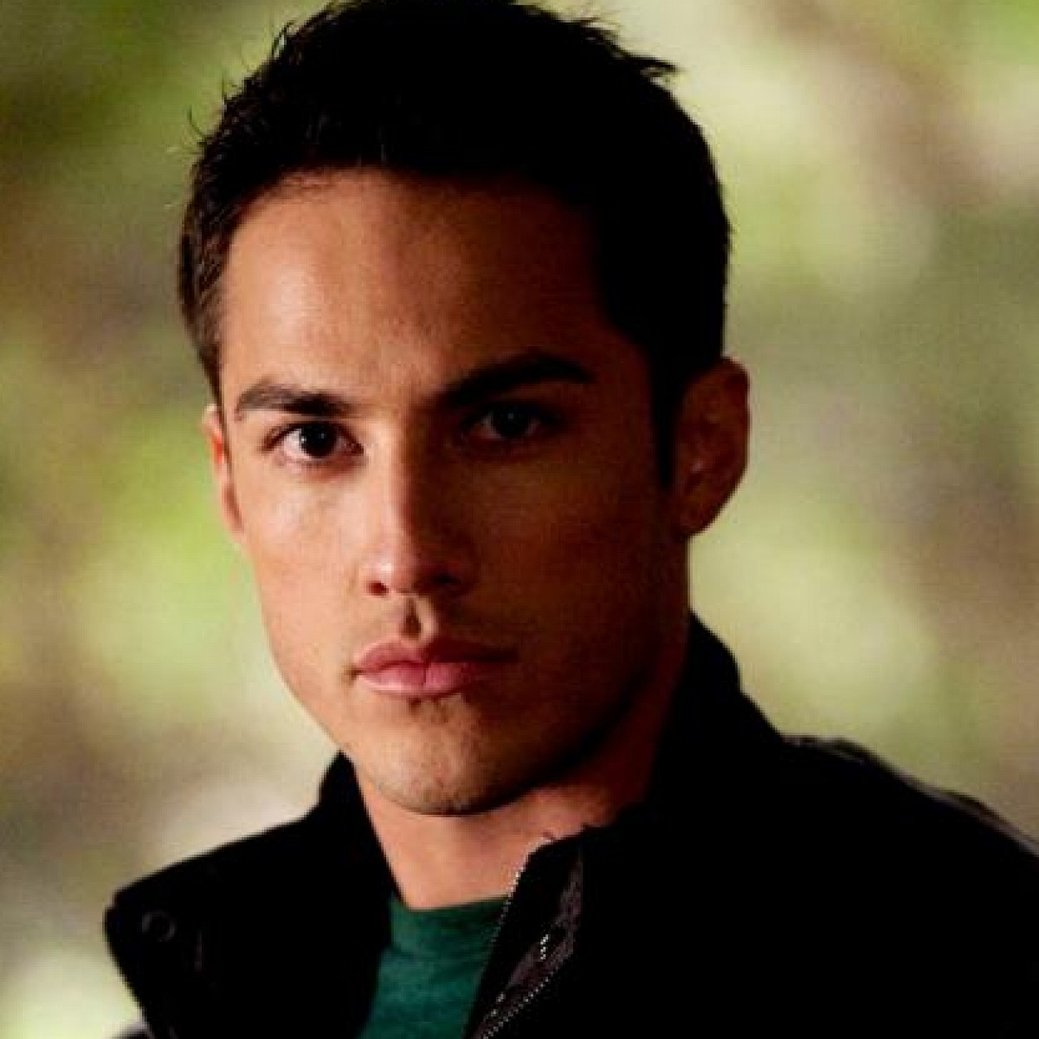 Michael Trevino Vampire Diaries Wird Im Roswell Reboot Der Neue Michael Trevino Vampire Diaries Wird Im Roswell Reboot Der Neue
