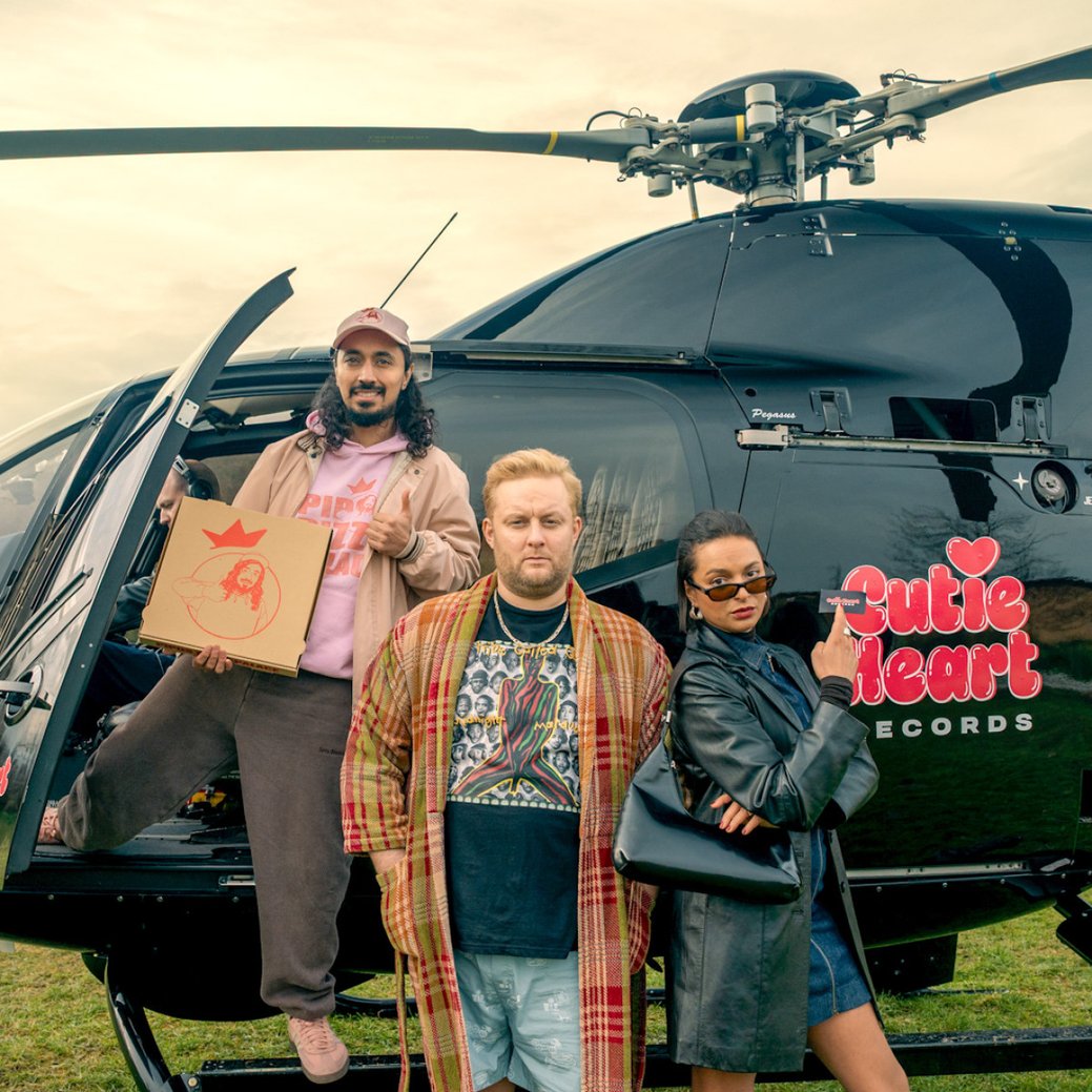 TV-Kritik/Review: In "Kacken an der Havel" fällt Rapper Fatoni in komische Geschichte für Netflix/Anika Molnár / Netflix TV-Kritik/Review: In "Kacken an der Havel" fällt Rapper Fatoni in komische Geschichte für Netflix/Anika Molnár / Netflix