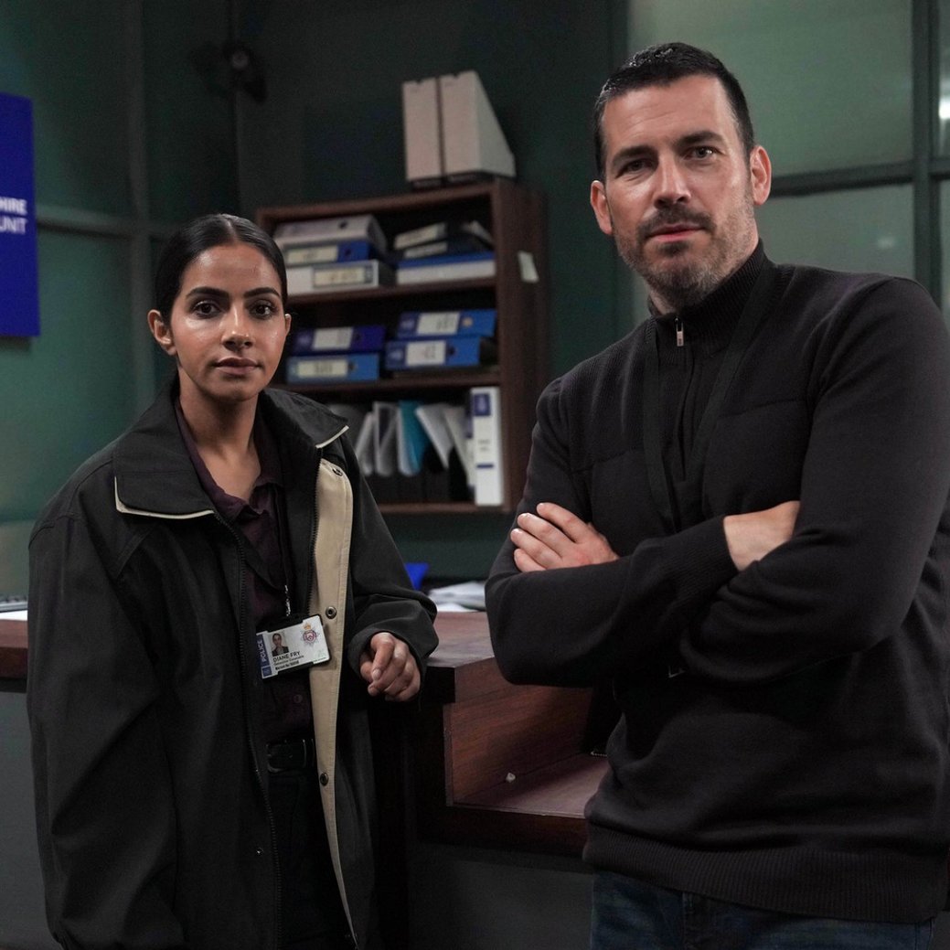 "Cooper & Fry": Erster Blick auf das neue Ermittler-Duo Robert James-Collier ("Downton Abbey") und Mandip Gill ("Doctor Who")/Channel 5