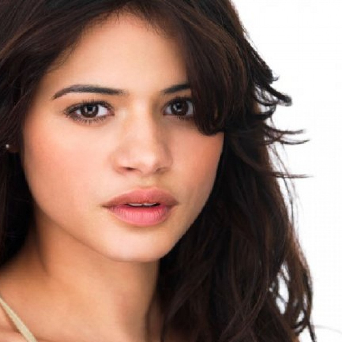 "Charmed" Melonie Diaz wird erste der drei neuen "Charmed Ones