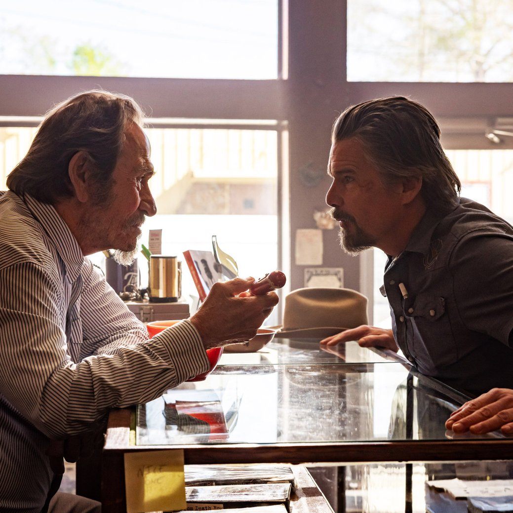 "The Lowdown": Termin für Staffel 2 mit Ethan Hawke und Neuzugang Tommy Lee Jones/FX/Hulu/Disney+ "The Lowdown": Termin für Staffel 2 mit Ethan Hawke und Neuzugang Tommy Lee Jones/FX/Hulu/Disney+