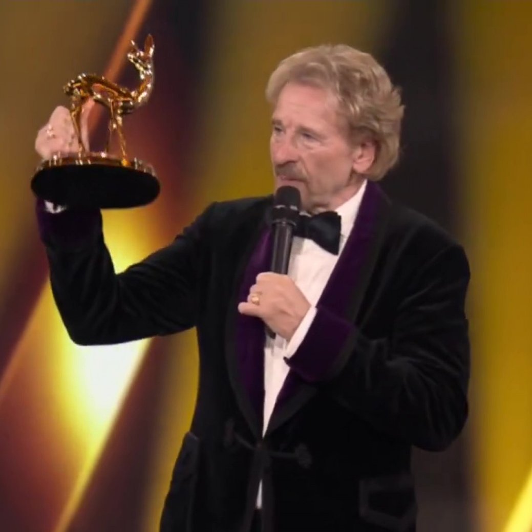 Bambi 2025: Fahriger Gottschalk-Auftritt irritiert Cher und Publikum/Prime Video/Screenshot Bambi 2025: Fahriger Gottschalk-Auftritt irritiert Cher und Publikum/Prime Video/Screenshot