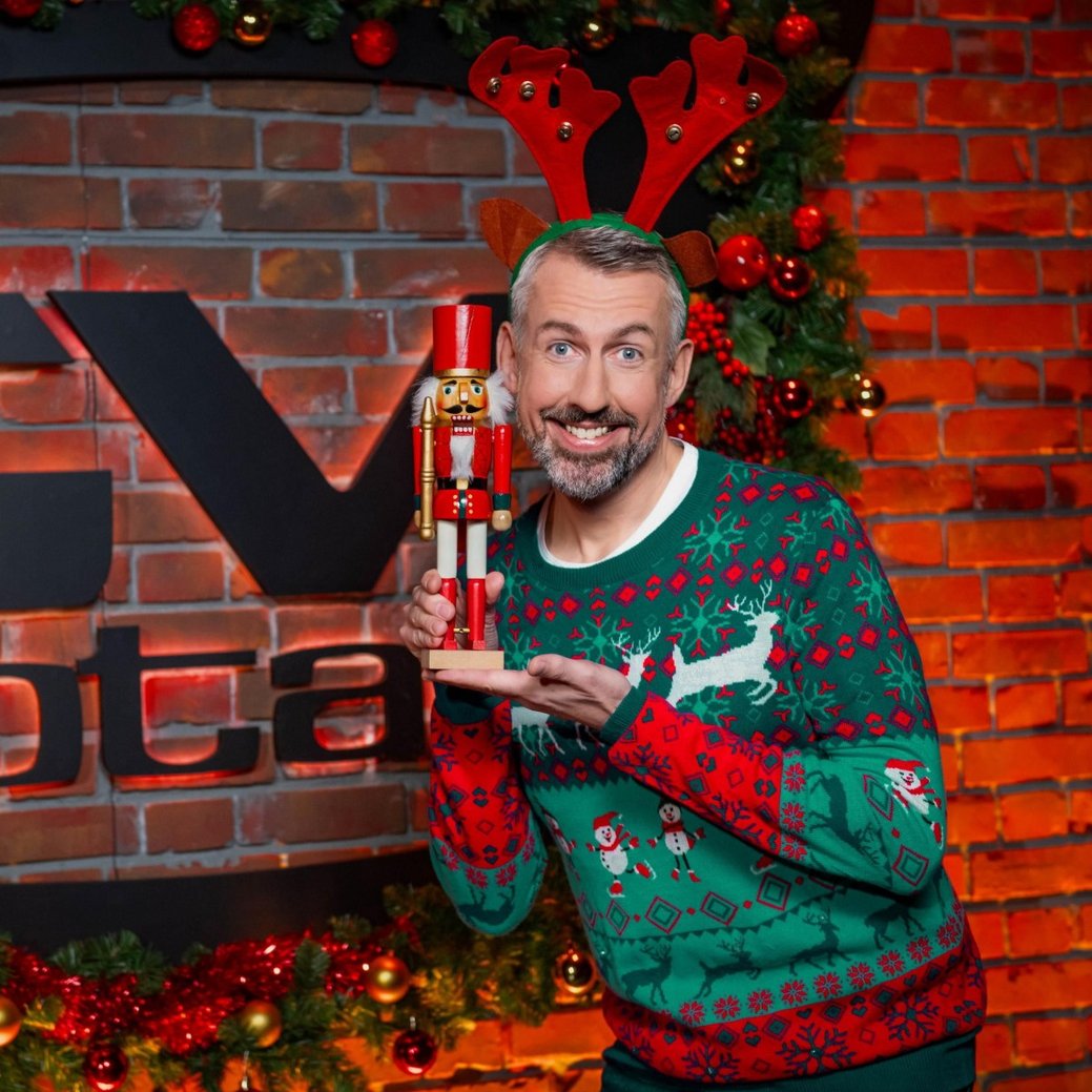 "TV total": Extralanges Weihnachtsspecial kurz vor der Bescherung/Joyn/Steffen Z. Wolff "TV total": Extralanges Weihnachtsspecial kurz vor der Bescherung/Joyn/Steffen Z. Wolff