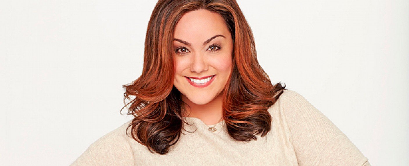 Katy Mixon als Hausfrau, die auf vornehmen Lebensstil in Westport pfeift