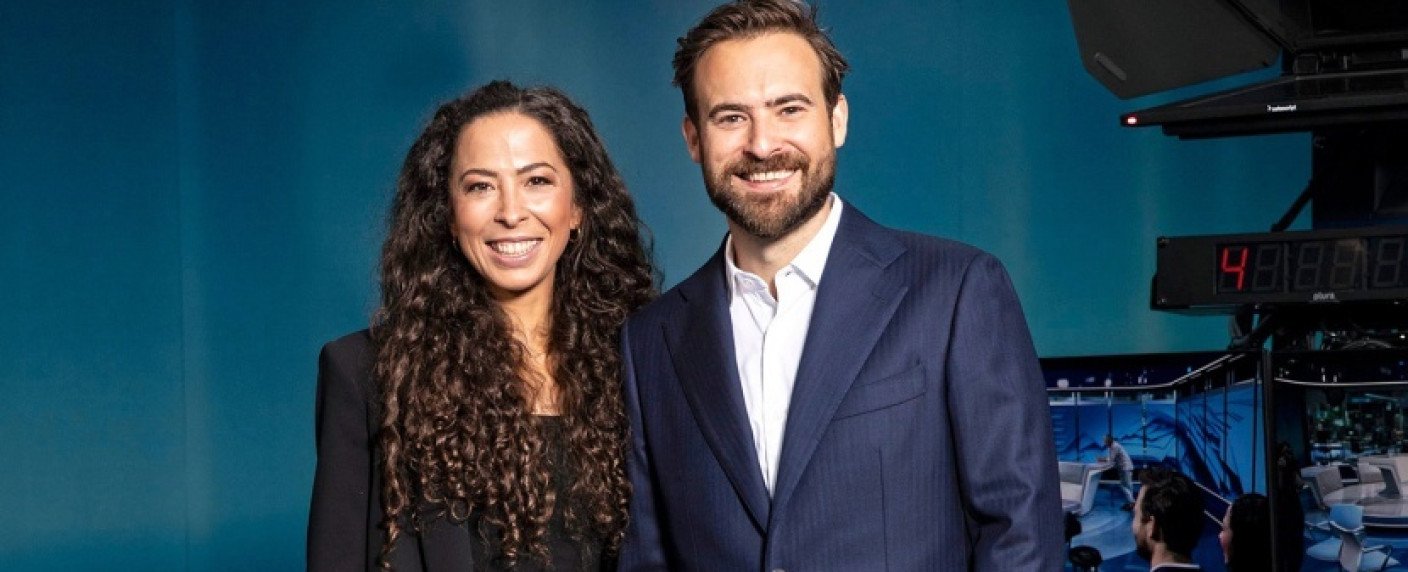 Anna Schneider und Sebastian Vorbach debattieren mit anderen Journalisten Anna Schneider und Sebastian Vorbach debattieren mit anderen Journalisten