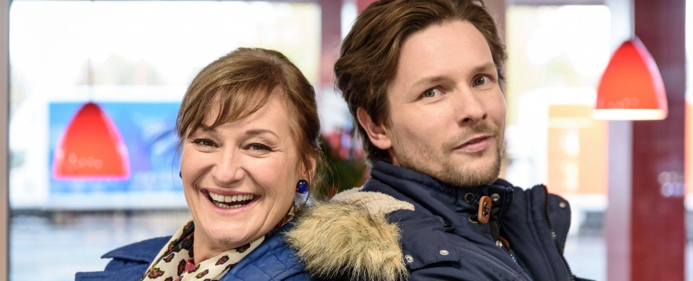 Charmanter Vater und seine kroatische Putzfrau verteidigen Mandanten Charmanter Vater und seine kroatische Putzfrau verteidigen Mandanten