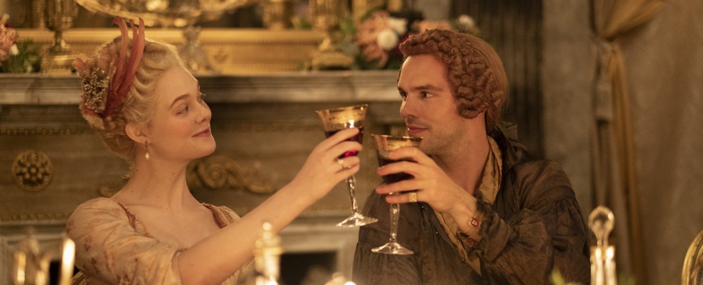 Tv Kritik Review The Great Elle Fanning Und Nicholas Hoult Begeistern In Unbekummert Geschichtsklitternder Kostumserie Historien Serie Von Starzplay Unterhalt Bestens Mit Rokoko Rankune Und Monty Python Slapstick Auf Tv Wunschliste