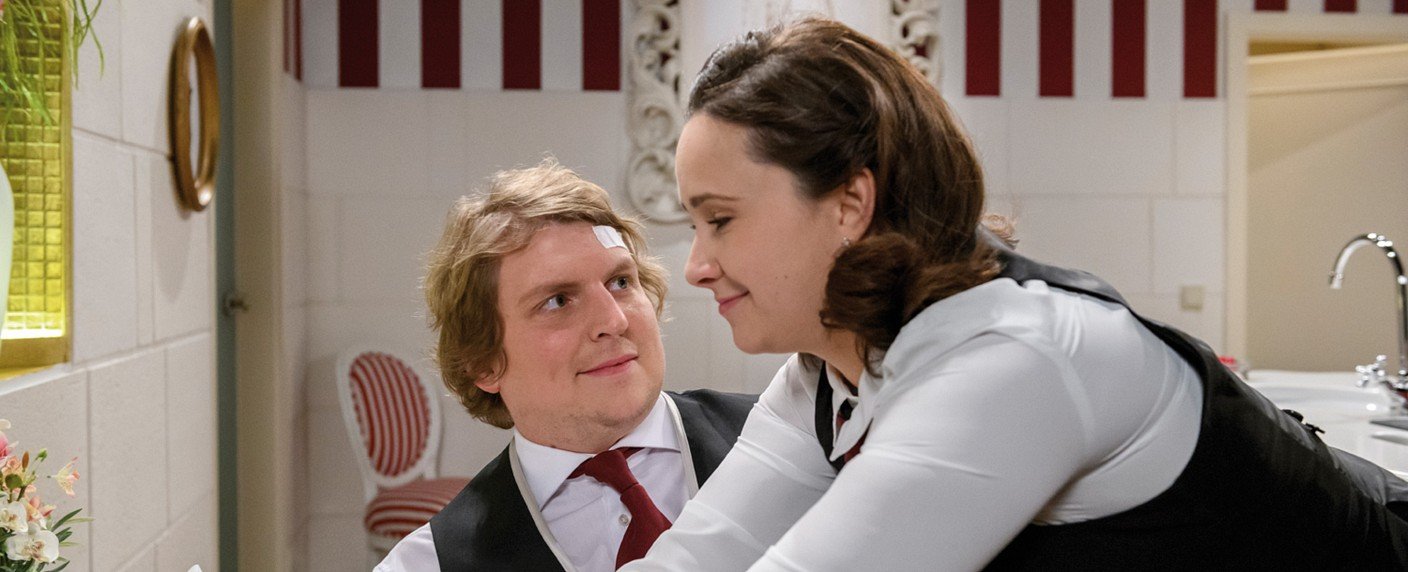 Tollpatschiger Hotelangestellte auf der Suche nach der Liebe