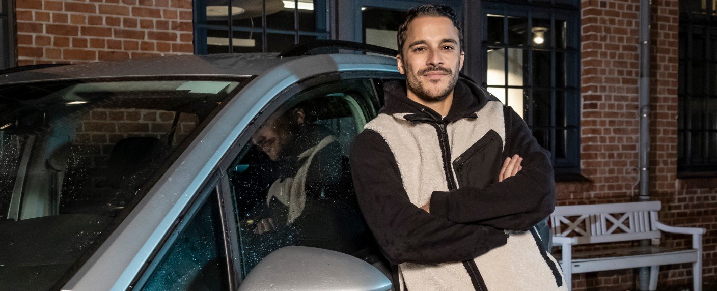 Kostja Ullmann als Fahrer, der in das Chaos seiner Fahrgäste gezogen wird