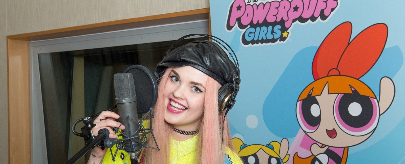 Powerfrau Bonnie Strange singt für "Die Powerpuff Girls"