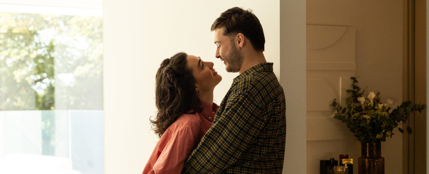 Mit Samuel Bottomley und Lara Ricote in den Hauptrollen