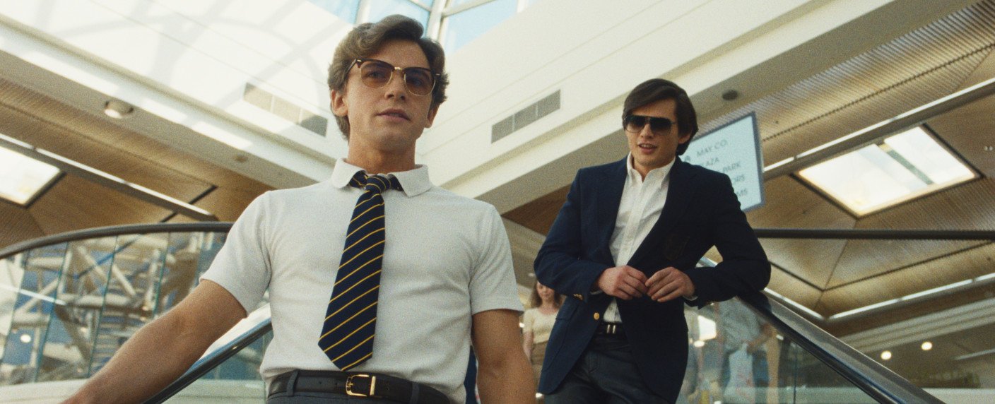 Ryan Murphys Verfilmung von Bret Easton Ellis' autofiktionalem Bestseller um Teens und Serienkiller im Los Angeles der 1980er-Jahre schillert verführerisch Ryan Murphys Verfilmung von Bret Easton Ellis' autofiktionalem Bestseller um Teens und Serienkiller im Los Angeles der 1980er-Jahre schillert verführerisch