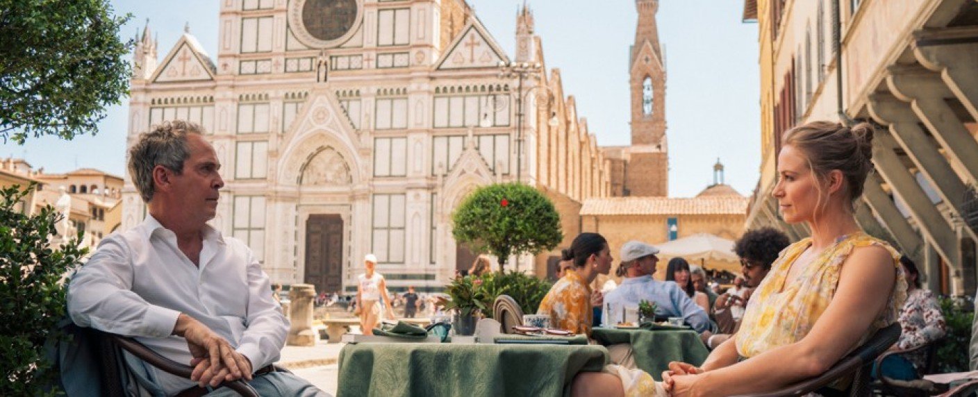 Niamh Algar und Tom Hollander liefern sich ein Katz-und-Maus-Spiel