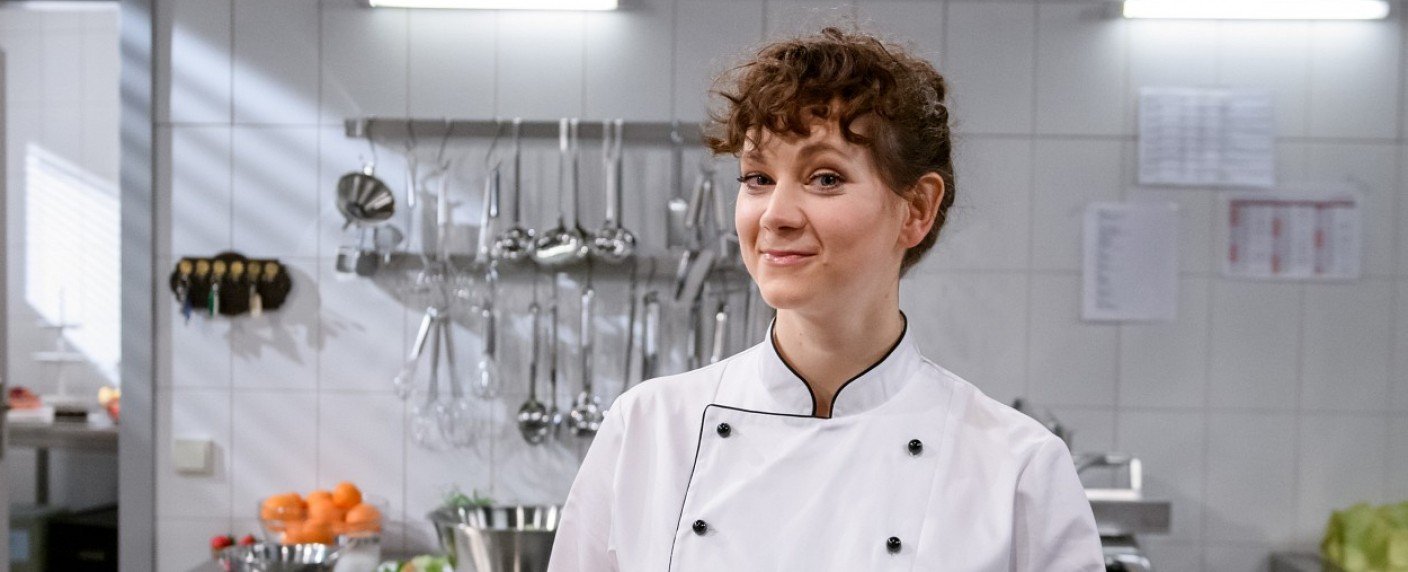 Sympathische Köchin besucht den Fürstenhof für Handlungsbogen