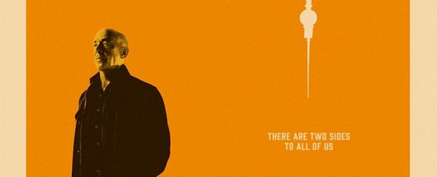 Ein Mann geht seinen Weg in zwei Welten