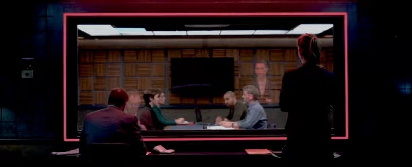 Polizisten und Verdächtige treffen im Verhörraum aufeinander