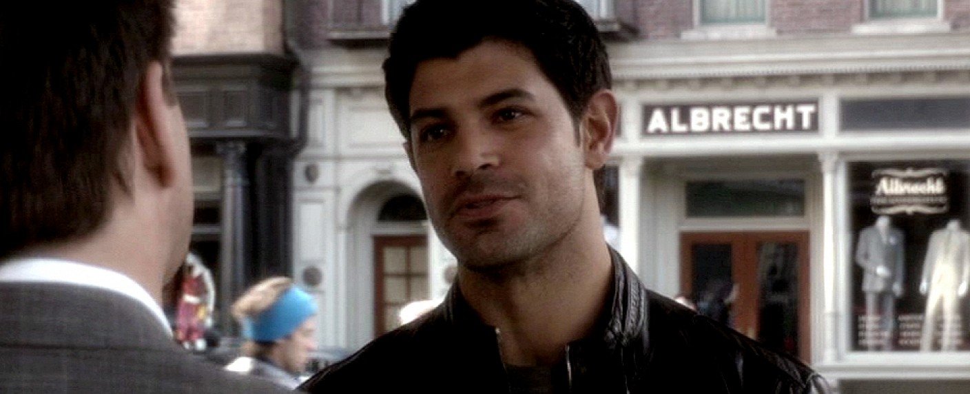 Damon Dayoub wird an der Seite von Mireille Enos zum Trickbetrüger