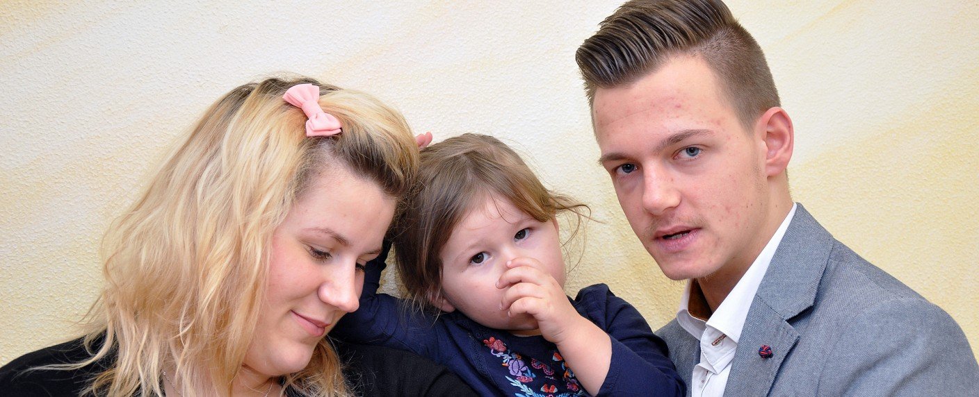 Junge Väter und Mütter im Mittelpunkt