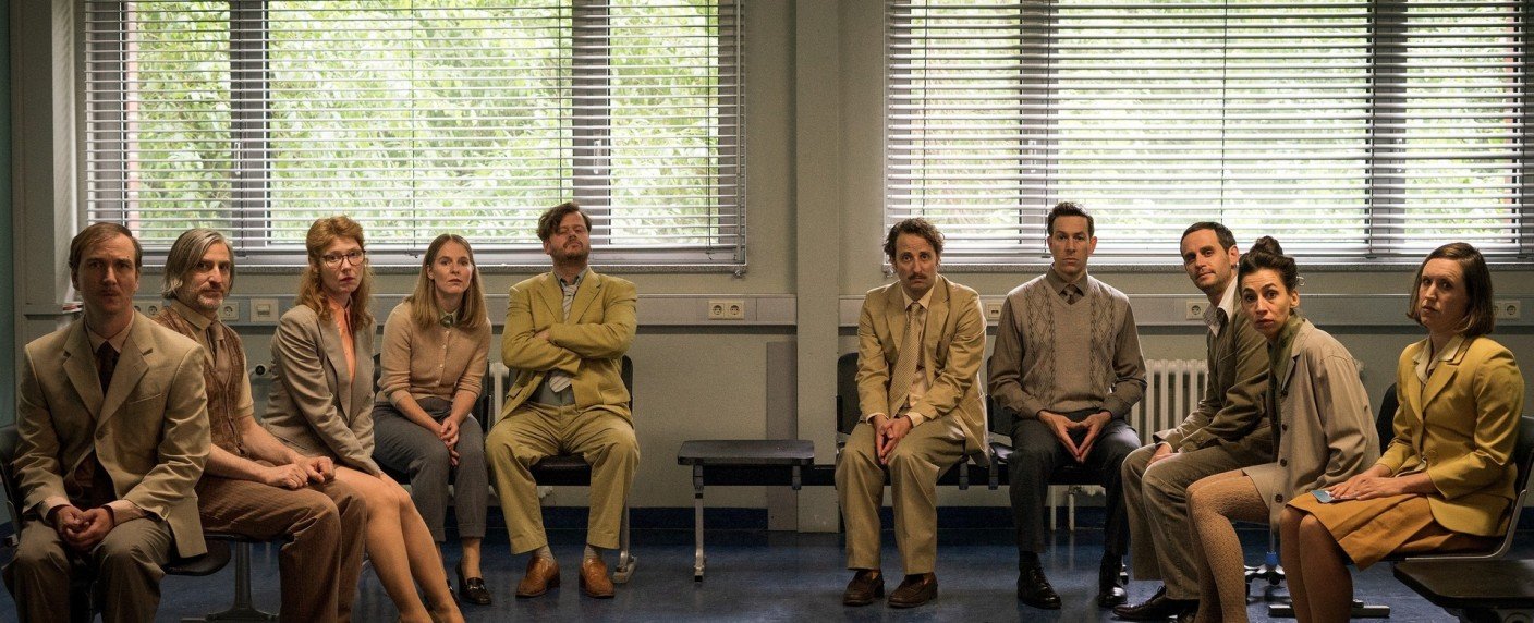 Physical Comedy um eine Gruppe Behördenangestellter