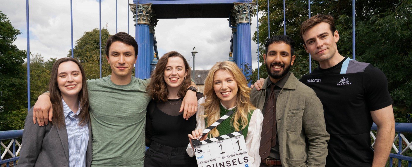 Gruppe junger Jura-Absolventen erprobt sich als angehende Anwälte