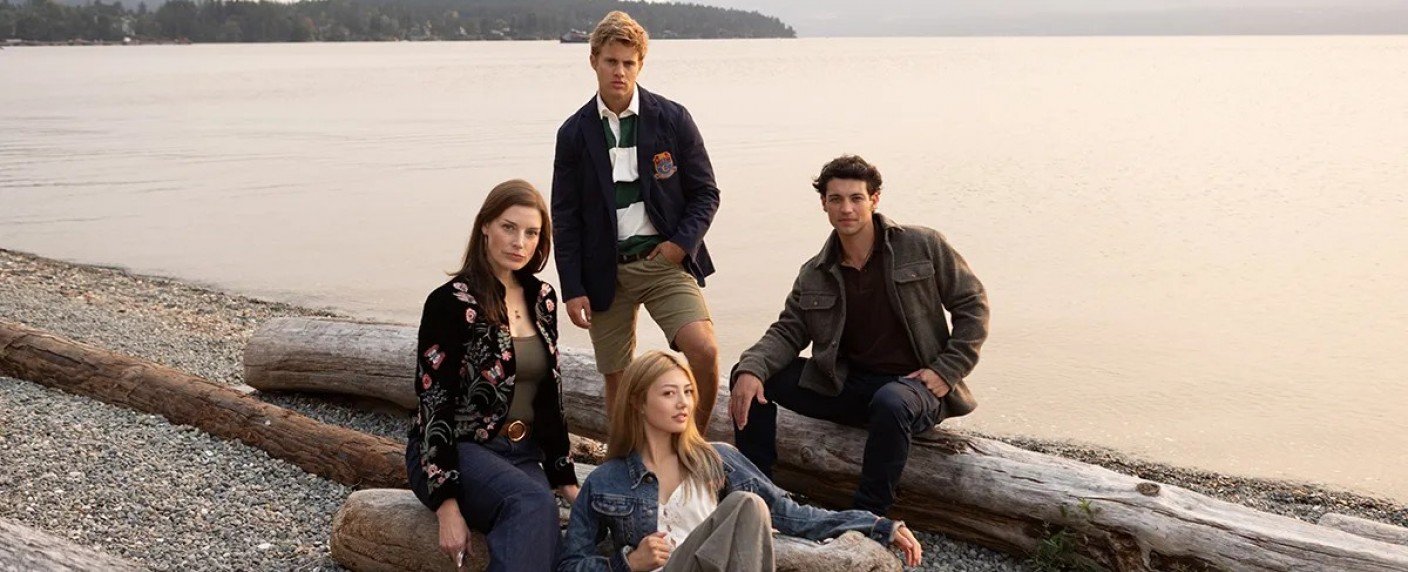 Junge Ruderin zwischen ihrer Mutter und ihrem chaotischen Ruder-Team