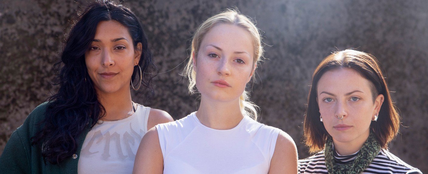 Drei junge Frauen finden sich im südamerikanischen Gefängnis wieder