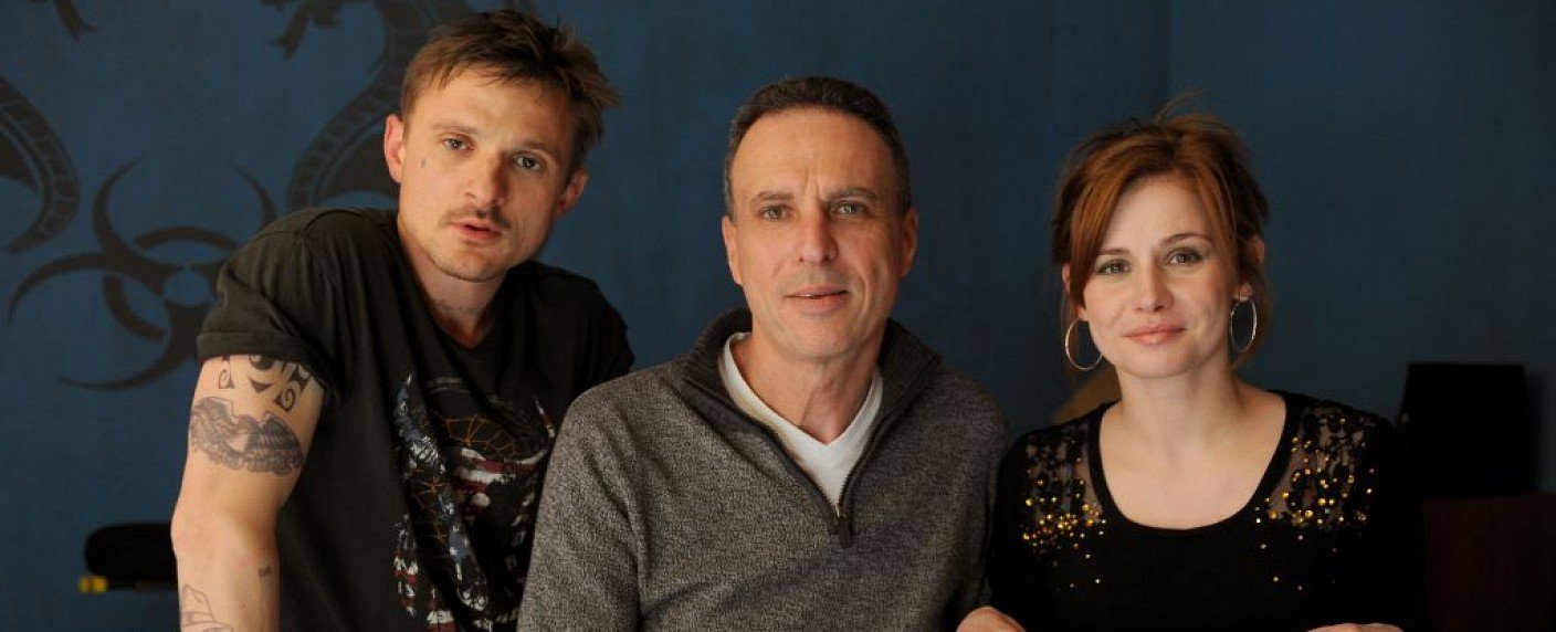 Florian Lukas und Josefine Preuß stehen vor der Kamera