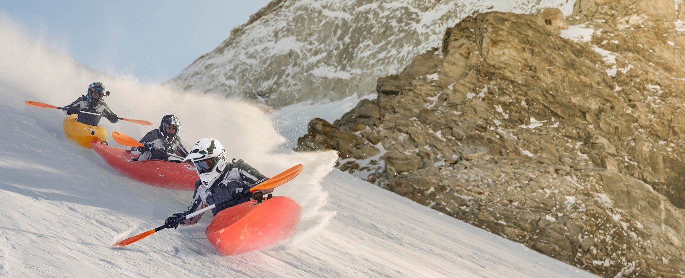 An zwei Abenden mit Kajak und Motorrad über die Pisten