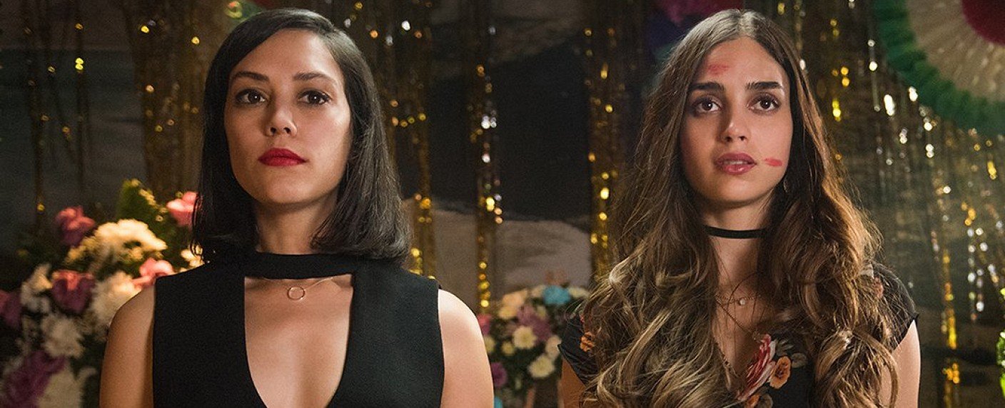 Zwei entfremdete Schwestern begeben sich nach dem Tod der Mutter auf Sinnsuche