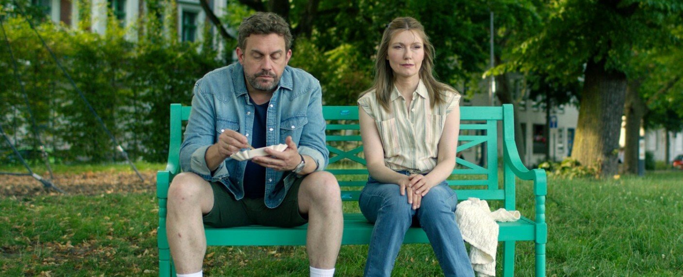 Sebastian Bezzel und Johanna Christine Gehlen als stinknormales Ehepaar