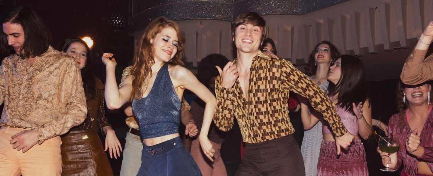 Luise Aschenbrenner und Jannik Schümann stürzen sich ins Disco-Inferno