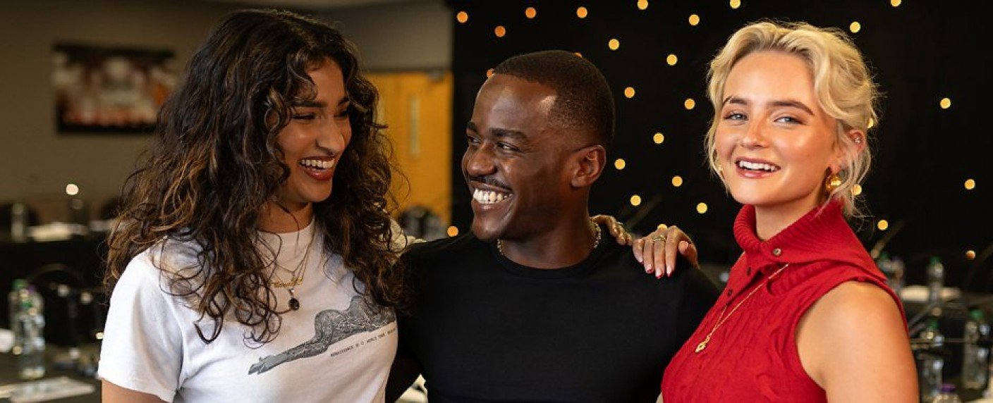 Trio mit Ncuti Gatwa, Millie Gibson und Neuzugang Varada Sethu komplett