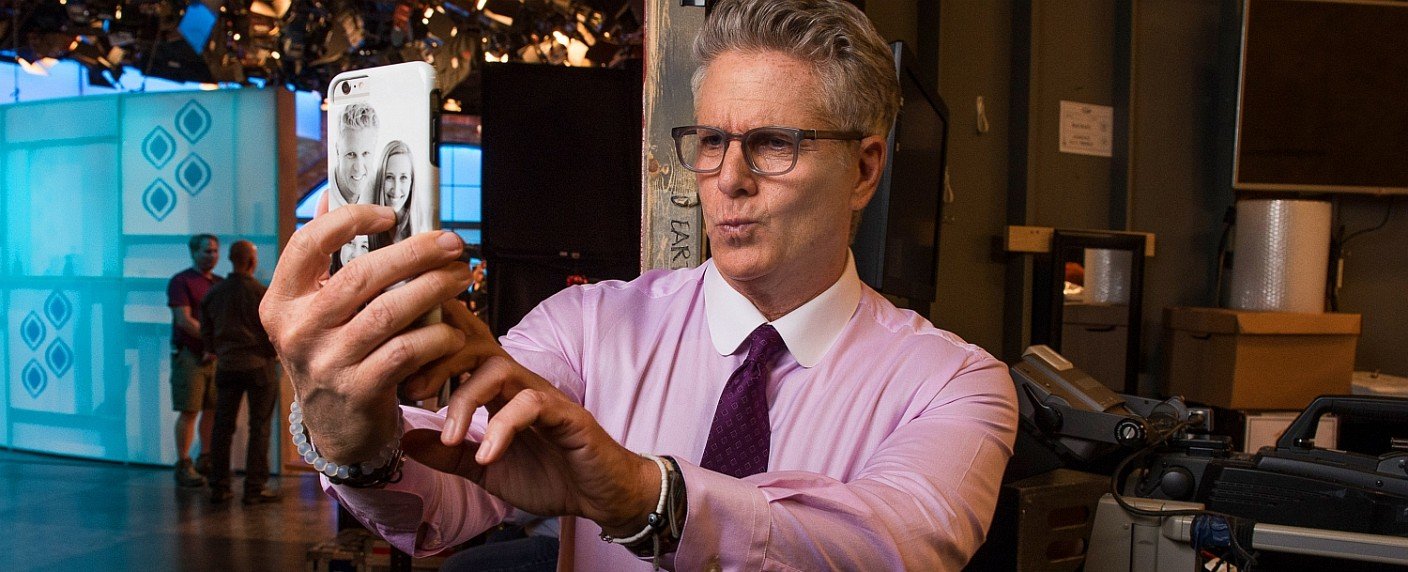 Fernsehpersönlichkeit Donny Deutsch nimmt sich selbst auf die Schippe