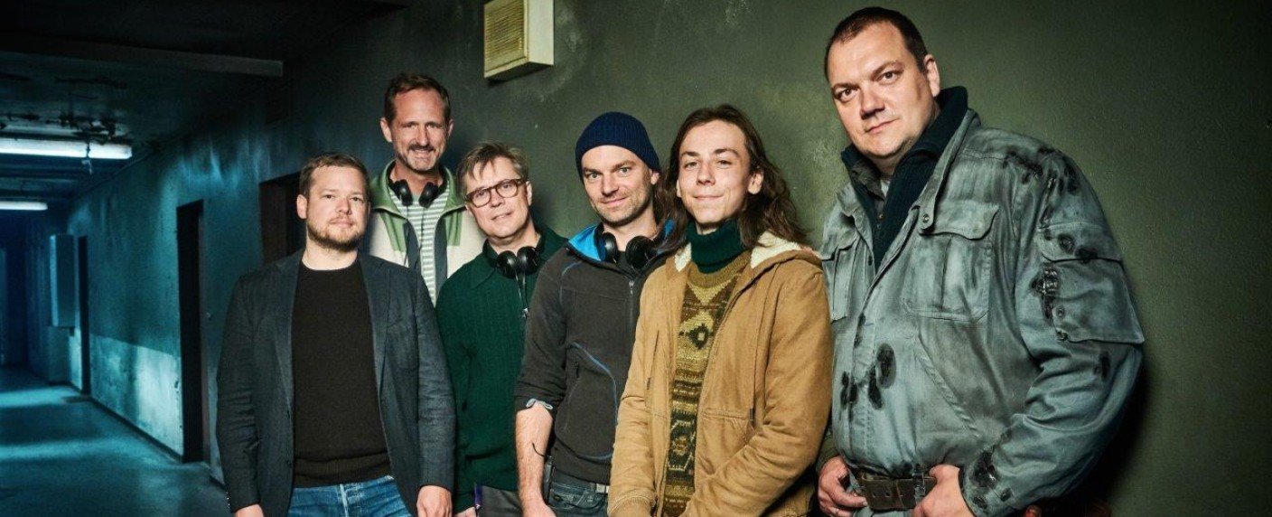 Ein Jugendlicher kämpft gegen einen feindseligen Plattenbau