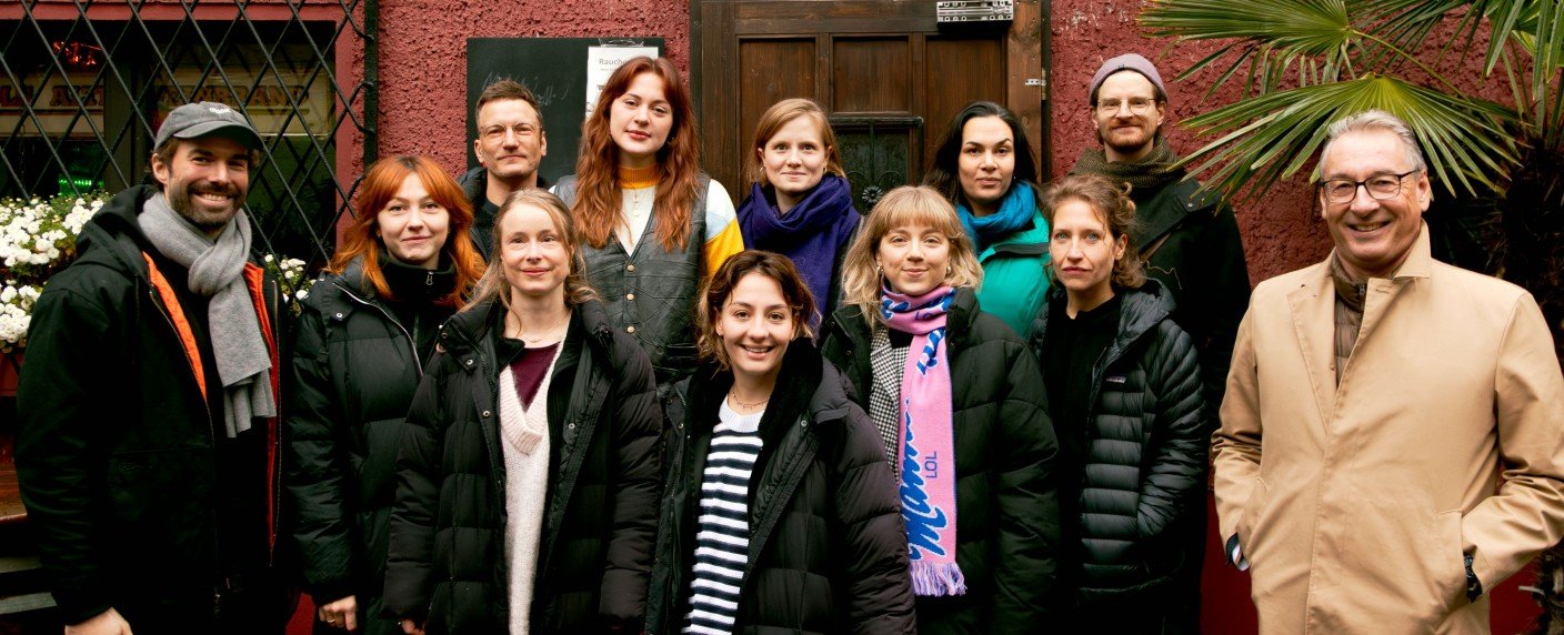 Junge Frau stellt sich ihrem Peiniger mit Superkräften