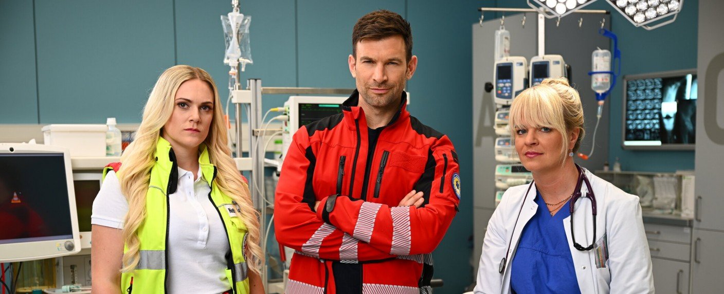 Drei Notfall-Einsatzkräfte werden mit Kameras begleitet