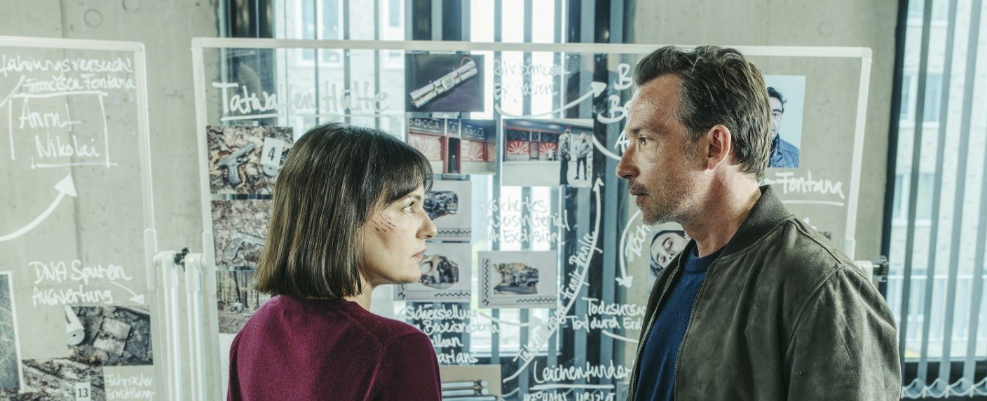 Pärchen zwischen Furcht vor Mörder und Enthüllung ihrer Romanze