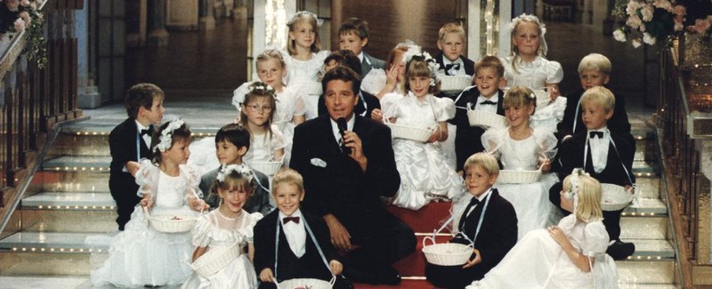 1990er-Jahre-Gameshow mit frisch verheirateten Brautpaaren